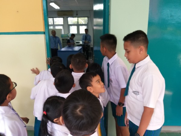Menjawab pertanyaan dari adik kelas