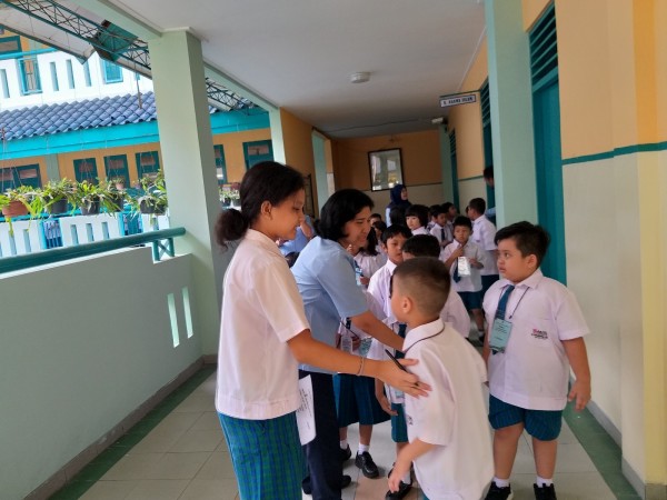Membantu membimbing adik kelas
