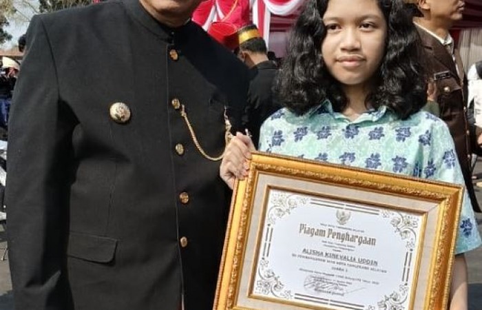 Alisha mendapatkan apresiasi dari Wali Kota Tangsel sebagai Juara 1 OSN IPA Tahun 2023
