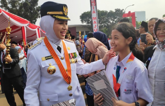 Aurelly sebagai juara OSN mendapat apresiasi dari Ibu Airin Rachmy Diani