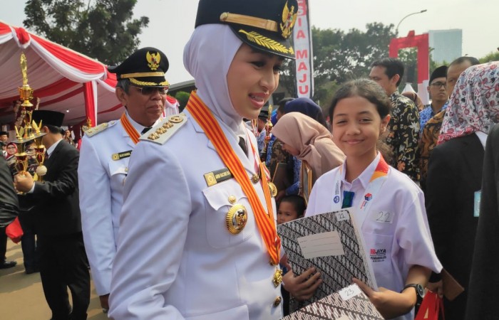 Aurelly mendapat penghargaan dari Ibu Airin, wali kota Tangsel tahun 2018