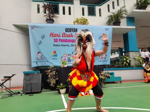Unjuk bakat siswa (Tari tradisional Reog)