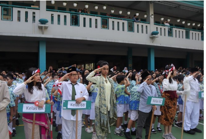 Lomba busana pahlawan