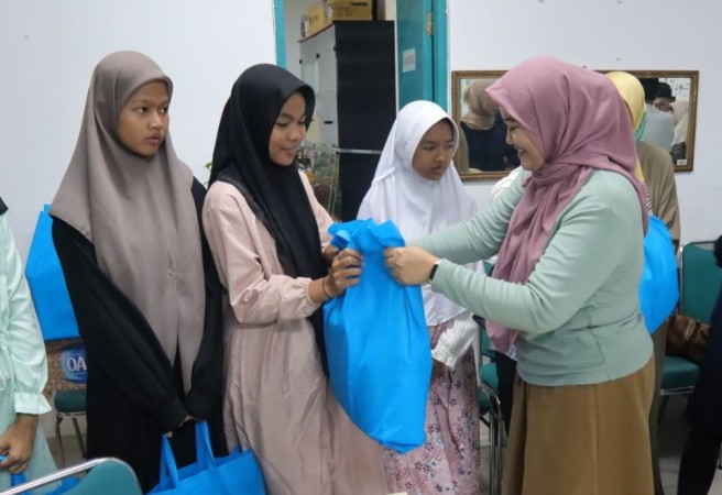 Santunan juga diberikan kepada dhuafa di sekitar sekolah