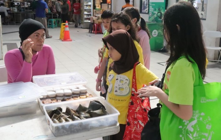 Bersosialisasi dengan pedagang