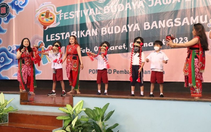 Menari bersama pelatih