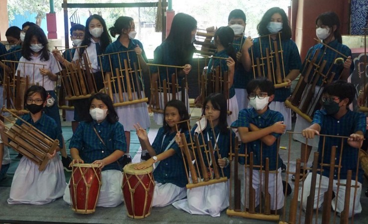 Belajar angklung