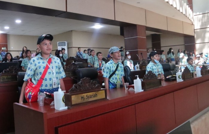 Menyanyikan lagu Indonesia Raya