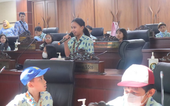 Bertanya kepada aggota DPRD