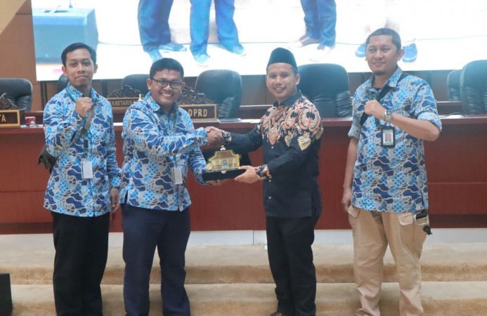 Pemberian kenang-kenangan