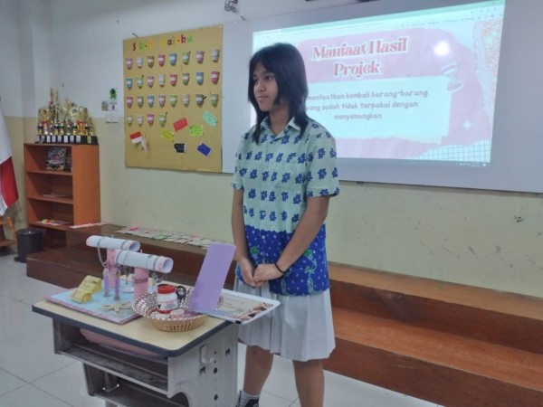 Menyimak masukan dari guru penguji