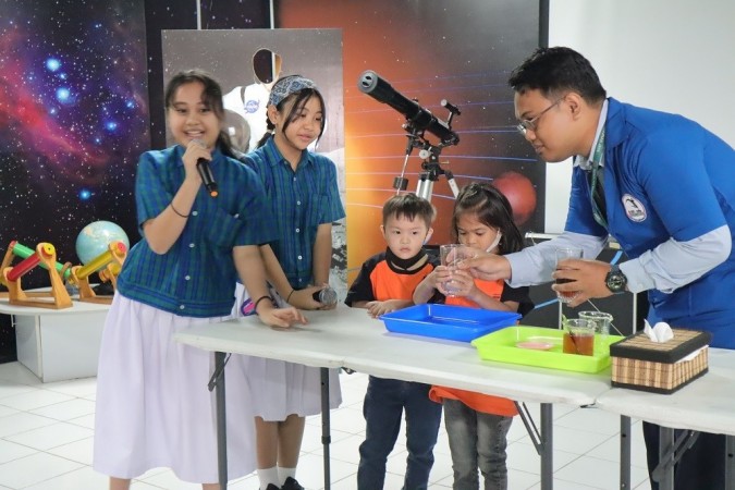 Melakukan percobaan sains