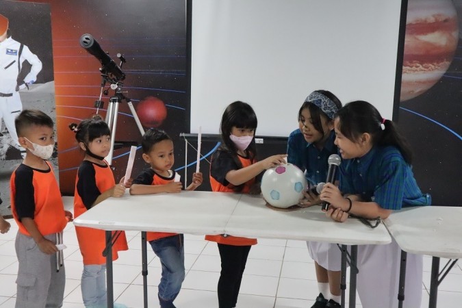 Bermain sains bersama adik-adik TK