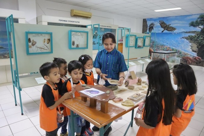 Mencoba alat peraga pembelajaran