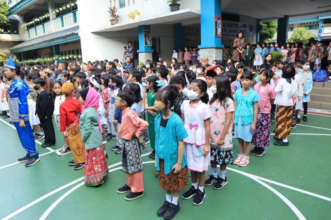 Pakaian adat juga menjadi kebanggaan bangsa
