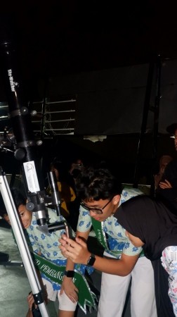 Salah satu kegiatannya melakukan peneropongan bulan