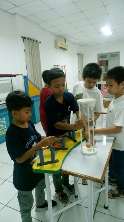 Peserta mengeksplorasi galeri fisika