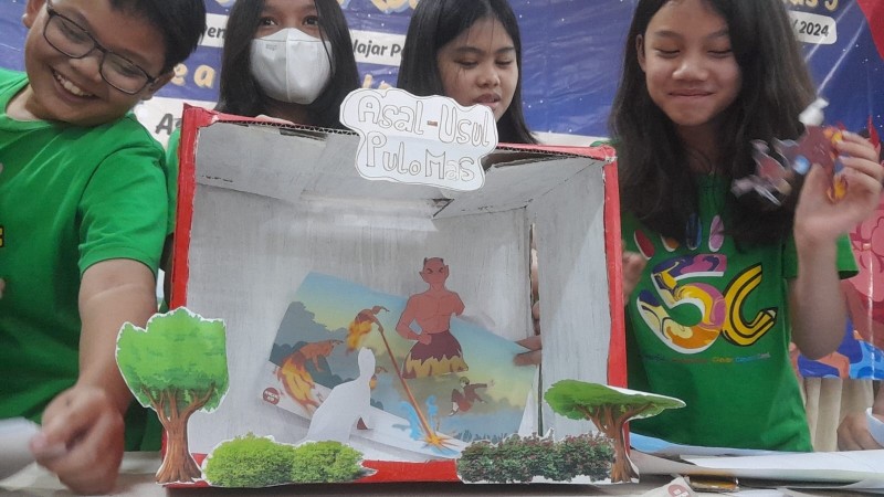 Menyajikan cerita dengan wayang kreasi