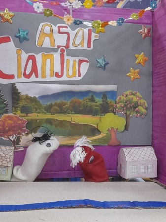          Bercerita dengan boneka tangan