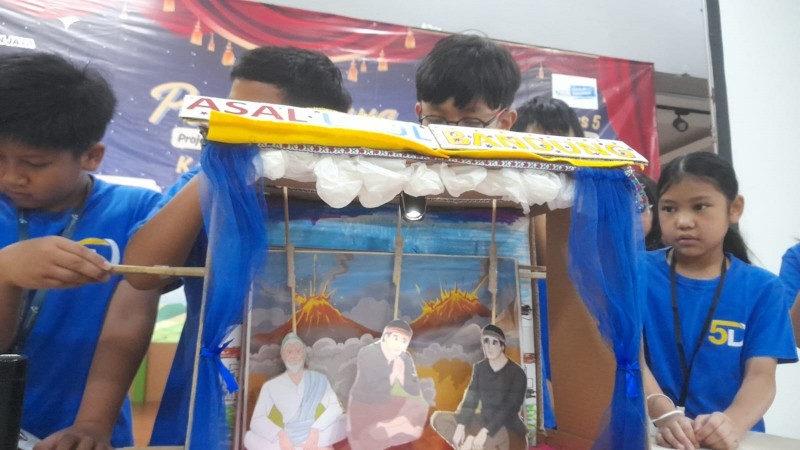 Siswa berbagi peran dan tugas