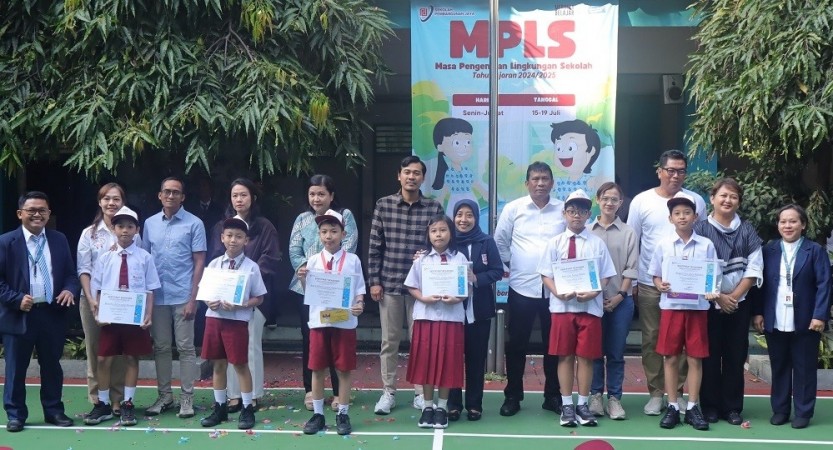 Beasiswa diberikan bagi dua peraih nilai tertinggi di setiap paralel kelas 