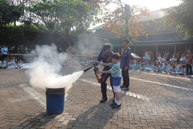 Simulasi pemadaman dengan APAR