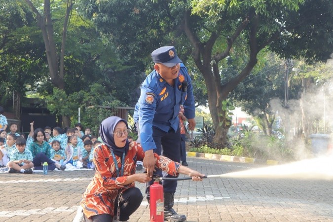 Simulasi pemadaman oleh Bpk/Ibu guru
