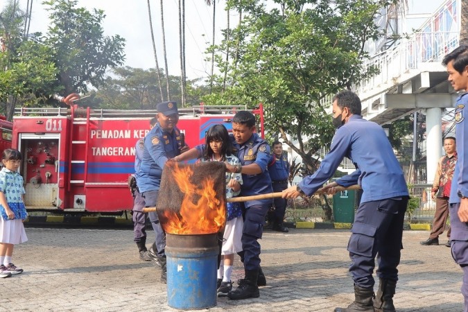 Simulasi menggunakan karung goni basah
