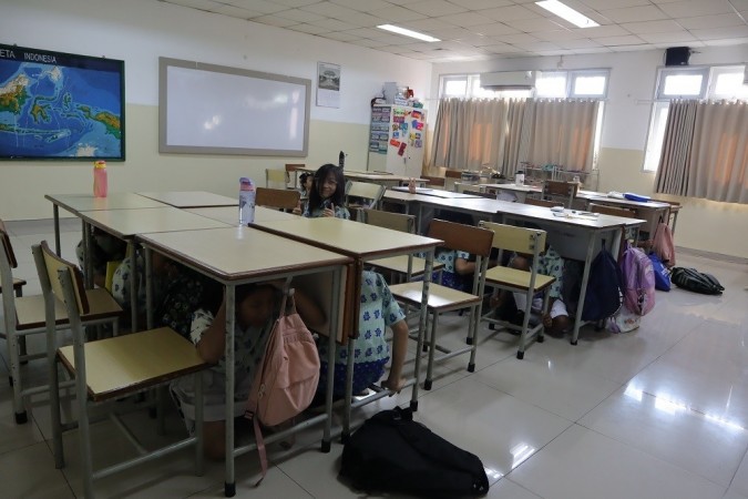 Tindakan penyelamatan pertama, berlindung di kolong meja