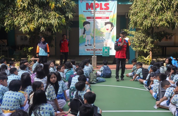 Mendengarkan instruksi dan sosialisasi dari narasumber