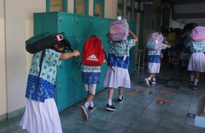 Melindungi kepala selama menuju titik kumpul yang aman