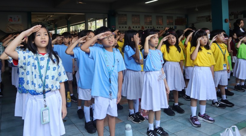 Hormat kepada bendera merah putih sebagai simbol negara