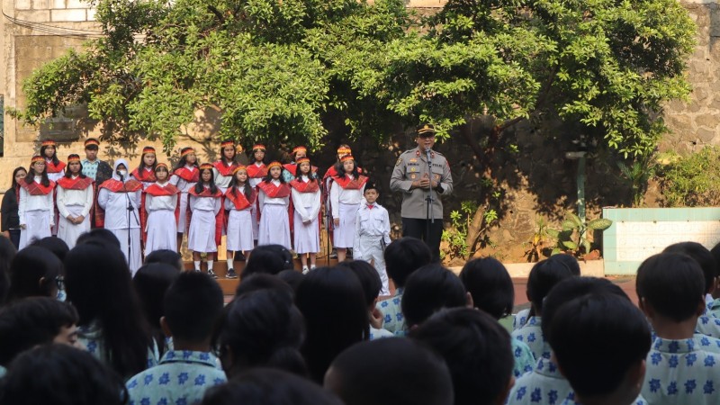 Kapolsek Pondok Aren, Kompol Bambang Askar Sodiq menjadi pembina upacara