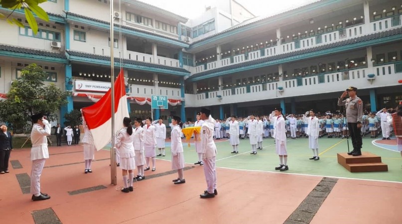 Petugas upacara dari siswa SD dan SMP