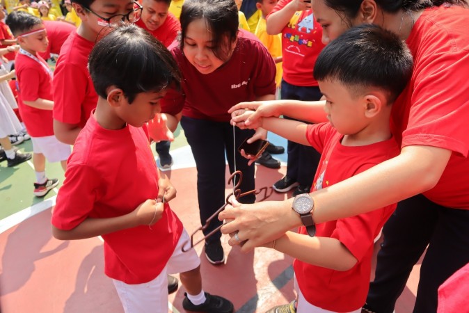Melatih dan memberi instruksi ke siswa
