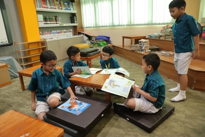 Tersedia meja baca yang variatif