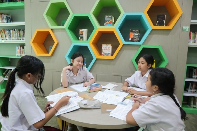 Diskusi dan mencari solusi di ruang perpustakaan