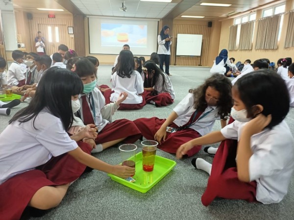 Melakukan eksperimen cairan